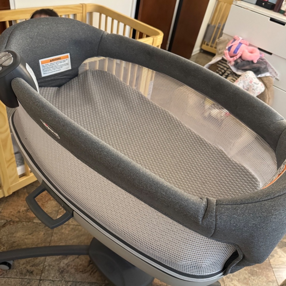 Chicco Close to You 3-in-1 Bedside Bassinet Grey - Picture 2 of 7